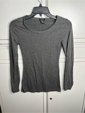 ☀️ Rue21 Gray Long Sleeve Scoop Neck Tee